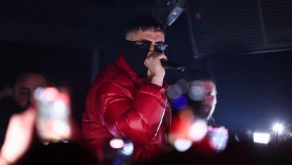 Archivbild: Hannes P. Albert/dpa
Der Rapper Haftbefehl bei einem Auftritt in Gießen vergangenes Jahr.