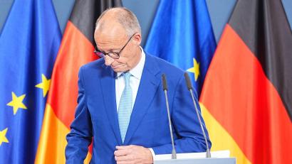 Bild: Michael Kappeler/dpa
Bundeskanzler Merz verlässt nach einer Ansprache zu den Wahlen in Berlin und Mecklenburg-Vorpommern die Bühne.