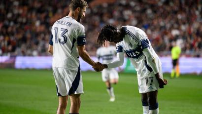 Bild: Tyler Tate/FR171662 AP/AP/dpa
Thomas Müller (l) und Yadaly Diaby feiern den Sieg der Vancouver Whitecaps.