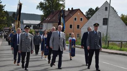 Bild: Richard Braun
Der Kirchenzug zum 150-jährigen Gründungsjubiläum der SKK Nabburg wurde angeführt vom 1. Vorsitzenden Marcel Meier (rechts), Festleiter und Ehrenmitglied Karl Beer (Mitte) und dem Vorsitzenden des Patenvereins Georg Köppl.(links).