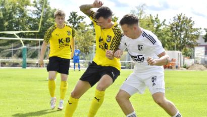 Archivbild: Hubert Ziegler
Moral bewiesen: Sven Florek (Mitte) erzielte den zwischenzeitlichen Ausgleich für den FC Amberg.