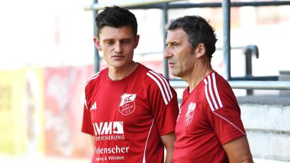 Archivbild: Gerhard Büttner
Das Trainerduo des SC Luhe-Wildenau, Benjamin Urban (links) und Stefan Grünauer, sah eine Niederlage beim ASV Burglengenfeld.