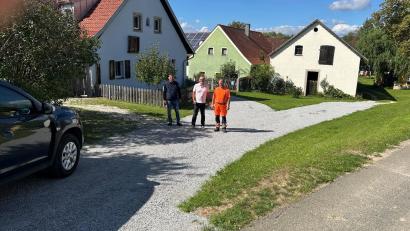 Bild: Schneeberger
Bürgermeister Maximilian Beer, Bauamtsleiter Volker Schneeberger und Bauhof-Vorarbeiter Anton Köppl freuen sich, dass die Arbeiten an der Dorfstraße in Uckersdorf abgeschlossen sind.