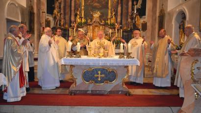 Bild: Josef Rosner
Abt Athanasius Berggold (Mitte) war Hauptzelebrant des 22. Großen Gebetstages um die Seligsprechung der Therese Neumann. Mit am Altar standen unter anderem Abt Filip Zdenek Lobkowicz (Dritter von links), Domvikar Bastian Neumann (Vierter von links), Regionaldekan Georg Flierl (rechts) und Monsignore Georg Schwager (links).