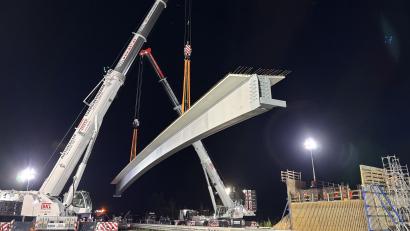 Bild: sbö
Rund 90 Tonnen schweben hier gerade über der A 93 bei Nabburg. Per Tandemhub wurden sie in die richtige Position balanciert.