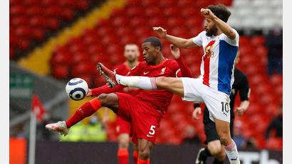 Bild: Phil Noble/Pool Reuters/AP/dpa
Der frühere Premier-League-Profi Andros Townsend (r) sorgte für Aufsehen. (Archivbild)