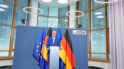 Bild: Michael Kappeler/dpa
Kanzler Merz sagt, am Ergebnis der CDU in Mecklenburg-Vorpommern gebe es nichts schönzureden.
