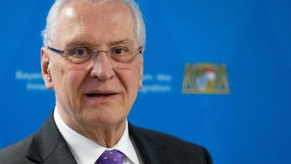 Bild: Sven Hoppe/dpa
Joachim Herrmann (CSU) ist einer der wichtigsten Minister im Kabinett von Ministerpräsident Markus Söder. Ob er bei der nächsten Landtagswahl nochmals antreten wird, will er aber erst im kommenden Jahr entscheiden. (Archivbild)