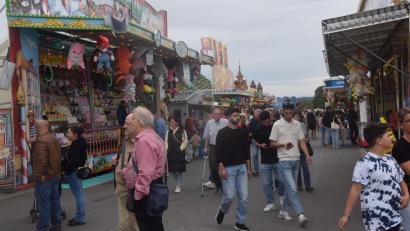 Bild: Ernst Frischholz
Bestens frequentiert Sonntagnachmittag ist die Festmeile "Volksfest". Die Besucher genossen die Atmosphäre.
