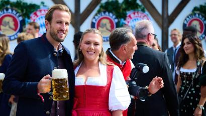 Bild: Sven Hoppe/dpa
Ein Prosit auf den nächsten Tor-Rekord: Harry Kane mit Ehefrau.