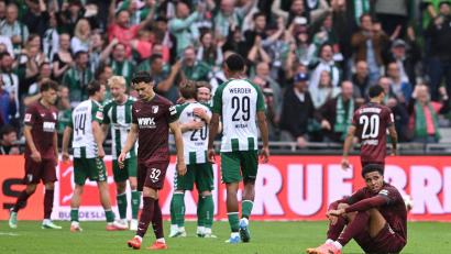 Bild: David Inderlied/dpa
Bremer Jubel, Augsburger Frust: Nach einer 2:0-Führung verlor der FCA gegen Werder noch mit 2:3.