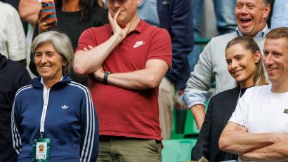 Bild: Friso Gentsch/dpa
Zverevs Mutter Irina (l) hatte beim Davis Cup eine besondere Aufgabe.