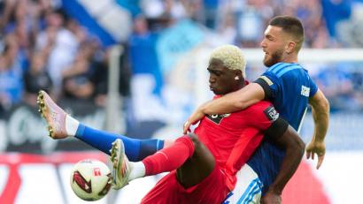 Bild: Bernd Thissen/dpa
Schalker und Elversberger lieferten sich viele enge Duelle.