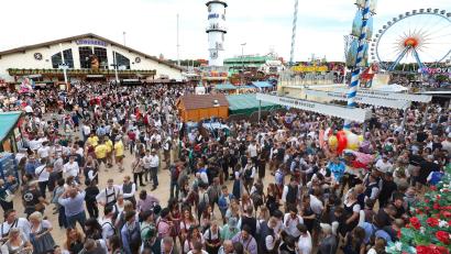 Bild: Karl-Josef Hildenbrand/dpa
Die Polizei auf dem Oktoberfest sucht einen Ordner - Verdacht: Körperverletzung. (Illustration)