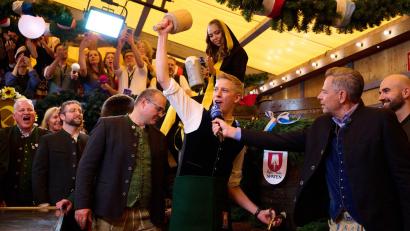 Bild: Sven Hoppe/dpa
Dominik Krause eröffnet erstmals das Oktoberfest mit dem Anzapfen des ersten Fasses Bier.