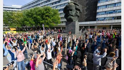 Bild: Hendrik Schmidt/dpa
Tanz den Karl Marx: Bei einem Rekordversuch tanzen die Teilnehmer am Marx-Denkmal in Chemnitz