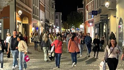 Bild: Susanne Schwab
Bis in den späten Abend hinein war die Einkaufsmeile in Amberg dicht bevölkert.