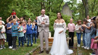 Bild: Renate Gradl
Theresa und Tim Krause haben am vergangenen Samstag in der Maria-Hilf-Kirche auf dem Annaberg geheiratet. Danach durften sie zu "Macarena"-Klängen tanzen.