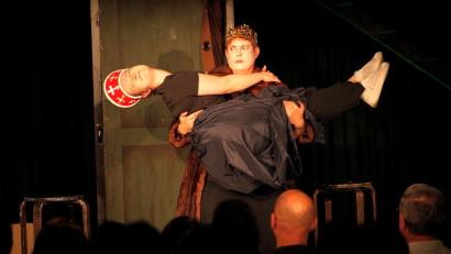 Bild: Florian Wein / OVIGO Theater
Die Aufführung von „Hamlet for you“ kam beim Publikum in Oberviechtach gut an.