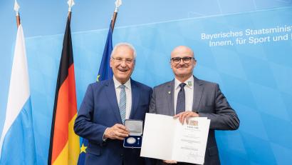 Bild: Giulia Iannicelli
Maximilian Beer, Erster Bürgermeister der Marktgemeinde Schwarzhofen, freute sich über die Auszeichnung von Joachim Herrmann.