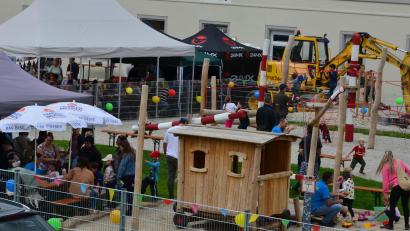 Bild: Wolfgang Houschka
Als der Spielplatz vor dem Bahnhof seine Einweihung bekam, war die ganze Dorfbevölkerung von Freihöls auf den Beinen. Vier Stunden lang wurde ein Fest inszeniert, das die Freude über das verwirklichte Projekt und den Zusammenhalt der Bewohner in sich vereinigte.