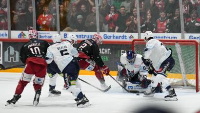 Bild: A. Chuc
Patrik Mühlberger (Zweiter von rechts) im Tor der Blue Devils Weiden stand vor allem im letzten Drittel immer wieder im Mittelpunkt.