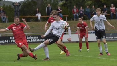 Bild: Hans Mark
Eine entscheidende Szene in Nabburg: Sebastian Zwack (Mitte) vergab die riesige Möglichkeit zum 3:2 für den TV, im Gegenzug traf aber Tännesberg zur 3:2-Führung.