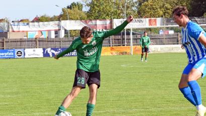 Bild: Rudi Gebert
Der SV Mitterteich besiegte am Samstag den FC Vorwärts Röslau mit 3:0. Hier schießt Jakub Nedbaly (links) zum Endstand ein.