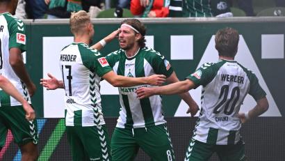 Bild: David Inderlied/dpa
Mitchell Weiser von Werder Bremen (M) jubelt nach seinem Tor zum 3:2 gegen den FC Augsburg.