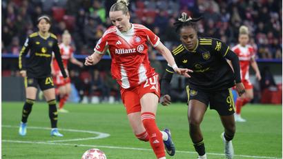 Bild: Karl-Josef Hildenbrand/dpa
Verteidigerin mit Offensivdrang: Bayern-Spielerin Franziska Kett (l). (Archivbild)