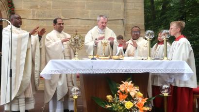 Bild: Rosi Hasenstab
Den Abschlussgottesdienst im Freien feierten gemeinsam (von links) Pfarrvikar Christian Ogu, Pfarrer Benny Joseph, Pfarrer Alfons Schöpf, Stadtpfarrer Hrudaya Madanu und die Ministranten aus Sorghof.