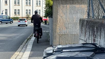 Bild: Stephan Huber
Eine Momentaufnahme in der Kastler Straße illustriert das Problem: Auf dem schmalen Gehweg fahren gern Radler und E-Scooter-Nutzer, obwohl sie das nicht dürfen – und Anliegern, die aus den Hofeinfahrten auf die Straße einbiegen wollen, sehen sie zu spät, weil Mauern die Sicht einschränken.