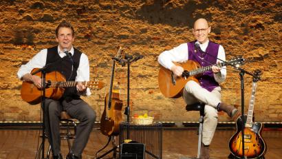 Bild: Dr. Wilfried Müller &amp; Frank Astor
Frank Astor und Wilfried vom Ammersee präsentieren ihr Programm „SpuiMaWas?“ in Gleiritsch.