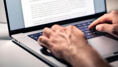Bild: terovesalainen_AdobeStock_706474685
Der Lebenslauf muss nicht auffallen um jeden Preis. Ehrlichkeit, Klarheit und Ordnung zählen ebenfalls stark.