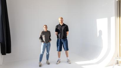Bild: Hans Bernreuther
Anastasia Tararin und Alexander Akst haben in einem ehemaligen Bayernwerk-Gebäude ein Fotostudio eingerichtet. Dazu gehört auch eine Besonderheit, eine "Hohlkehle": Die Rundung zwischen Wand und Boden (rechts) ermöglicht Aufnahmen ohne "Kante".