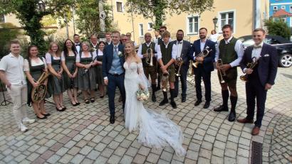 Bild: Privat
Anna und Noah Käs wurden nach ihrer kirchlichen Trauung in Luhe von der Pirker Blechmusi empfangen.