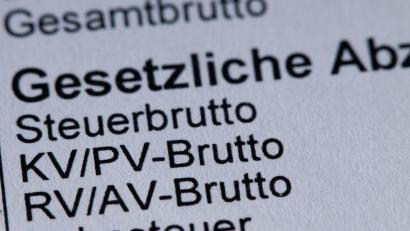 Bild: Jens Büttner/dpa
Für Bruttogehälter ab 5.812,50 Euro im Monat wird die Krankenversicherung ab kommenden Jahr teurer, bei mehr als 8.450 Euro wird auch mehr Rentenbeitrag fällig. (Symbolbild)