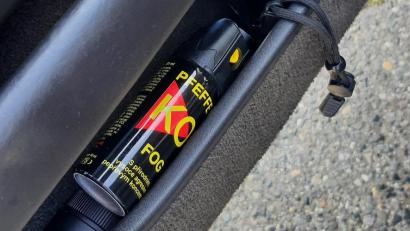 Symbolbild: Bundespolizei
Das verbotene Pfefferspray (hier ein Symbolbild) lag in Griffweite des Fahrers.