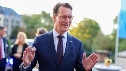 Bild: Christoph Reichwein/dpa
Wo immer er hinkommt, überall wartet auf Hendrik Wüst dieselbe Frage.