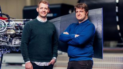 Bild: -/Isar Aerospace/dpa
Isar Aerospace-Mitgründer Josef Fleischmann (r.) legt seine Aufgabe als Technikchef nieder. Daniel Metzler (l.) bleibt Unternehmenschef. (Handout)