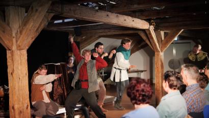 Bild: Florian Wein / OVIGO Theater
Szenenbild aus der Impro-Show „Heureka“ des OVIGO Theaters.