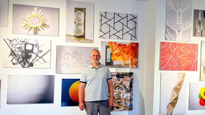 Bild: Wilhelm Koch
Marcus Rebmann vor Werken seiner aktuellen Ausstellung im Luftmuseum.