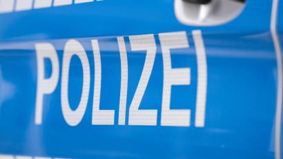 Symbolbild: Boris Roessler/dpa
Die Polizei ermittelt nach dem Fund einer Leiche in einem brennenden Fahrzeug in Bayerisch Eisenstein.