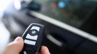 Symbolbild: Matthias Balk/dpa
Autodiebe haben es gerne auf Fahrzeuge mit dem Schließmechanismus "Keyless-Go" abgesehen. In Pfreimd wurde nun ein mit dem System ausgestatteter BMW X5 gestohlen.
