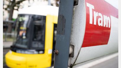 Bild: Sebastian Gollnow/dpa
Busse, Bahnen und Straßenbahnen befördern Millionen Fahrgäste. (Symbolbild)