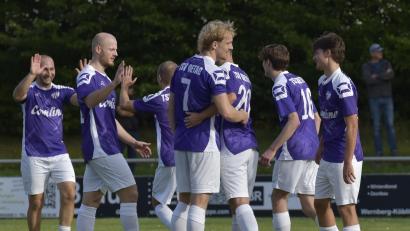 Bild: Hans Mark
Florian Weiß (rechts) schnürte beim 4:0-Sieg des TSV Detag Wernberg gegen den FC Schmidgaden einen Dreirer-Pack. Klar, dass sich die Teamkollegen da riesig freuen.