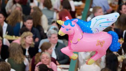 Bild: Sven Hoppe/dpa
Ein rosa Einhorn schwebt über der Veranstaltung.