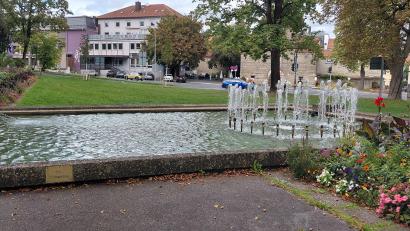 Bild: Luisa-Marie Terme
Der Springbrunnen am Hindenburgplatz in Amberg: Er müsste wahrscheinlich neu foliert werden, um das Becken dicht zu bekommen.