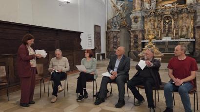 Bild: Susanne Götte
Bei einem Treffen Mitte September in der Michaelskirche gaben die Mitglieder des Interreligiösen Gesprächskreises dem Ablauf des Abends der Religionen den letzten Schliff. Bei Pfarrerin Christiane Weber (links) laufen die organisatorischen Fäden zusammen.