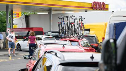 Archivbild: Robert Michael/dpa
Autofahrer stehen an einer Tankstelle in der Schlange, um zu tanken.